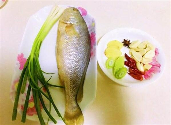 蒜烧小黄鱼是哪个地方的菜,著名的鲁菜对胃有好处