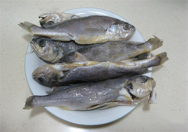 小黄鱼怎么做,快速油炸小黄鱼味美食鲜